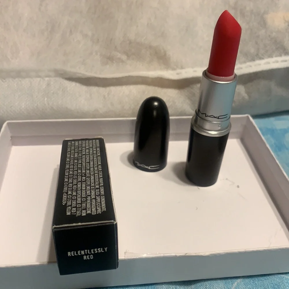 MAC LIPSTICK, RETRO MATTE RELENTLESSLY RED, A65